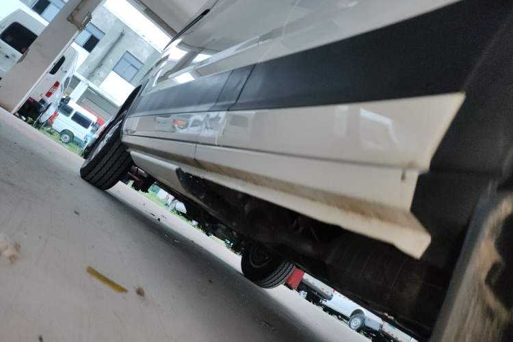 Used SAIC MAXUS Xintu V90 2022 2.0T Automatic Zhiyun King Rear-Drive Long Wheelbase High-Roof Design with Single Rear Tire—6/7 Seater Right Side Sill