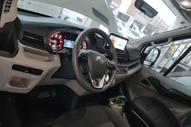 Used SAIC MAXUS Xintu V90 2022 2.0T Automatic Zhiyun King Rear-Drive Long Wheelbase High-Roof Design with Single Rear Tire—6/7 Seater Steering Wheel
