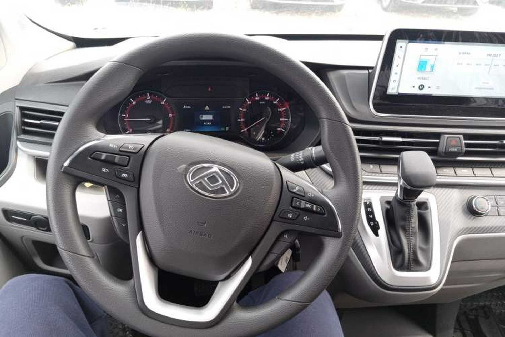 Used SAIC MAXUS Xintu V90 2022 2.0T Automatic VAN Rear-Drive Extended Wheelbase High Roof with Dual Rear Tires 3-Seater Steering Wheel