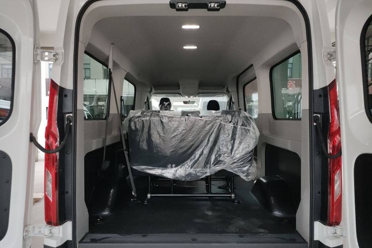 Used SAIC MAXUS Xintu V90 2022 2.0T Automatic Zhiyun King Rear-Drive Long Wheelbase High-Roof Design with Single Rear Tire—6/7 Seater Trunk