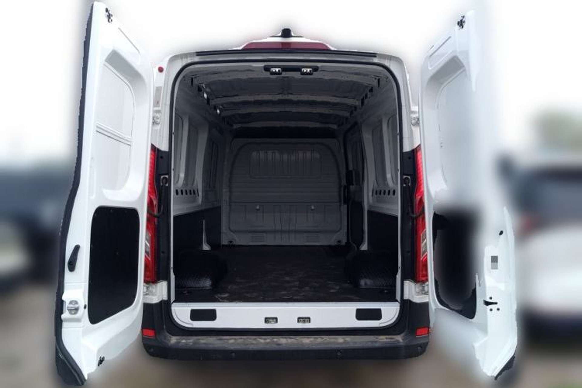 Used SAIC MAXUS Xintu V90 2022 2.0T Automatic VAN Rear-Drive Extended Wheelbase High Roof with Dual Rear Tires 3-Seater Trunk