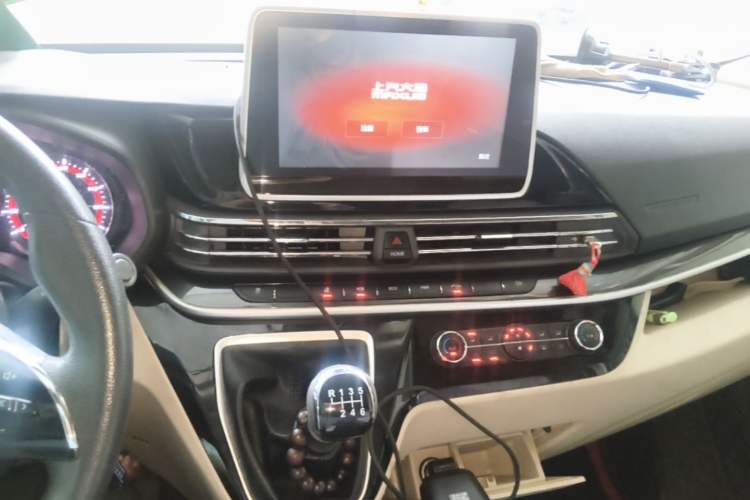 Used SAIC MAXUS Xintu V90 2019 2.0T Manual ZhiDa Rear-Drive Double-Tire Extended-Wheelbase High-Roof 9-Seater Audio And AC Panel