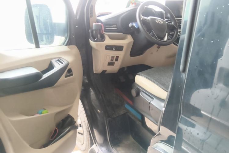Used SAIC MAXUS Xintu V90 2019 2.0T Manual ZhiDa Rear-Drive Double-Tire Extended-Wheelbase High-Roof 9-Seater Driver Seat