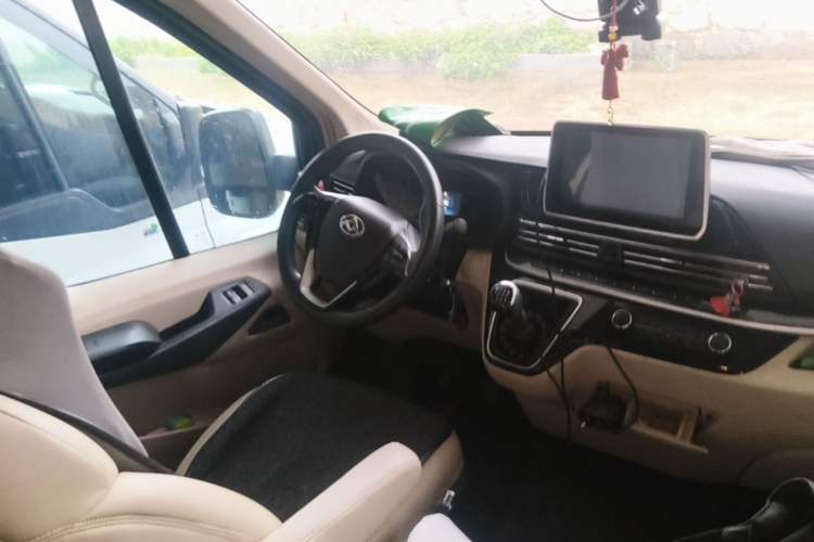 Used SAIC MAXUS Xintu V90 2019 2.0T Manual ZhiDa Rear-Drive Double-Tire Extended-Wheelbase High-Roof 9-Seater Steering Wheel
