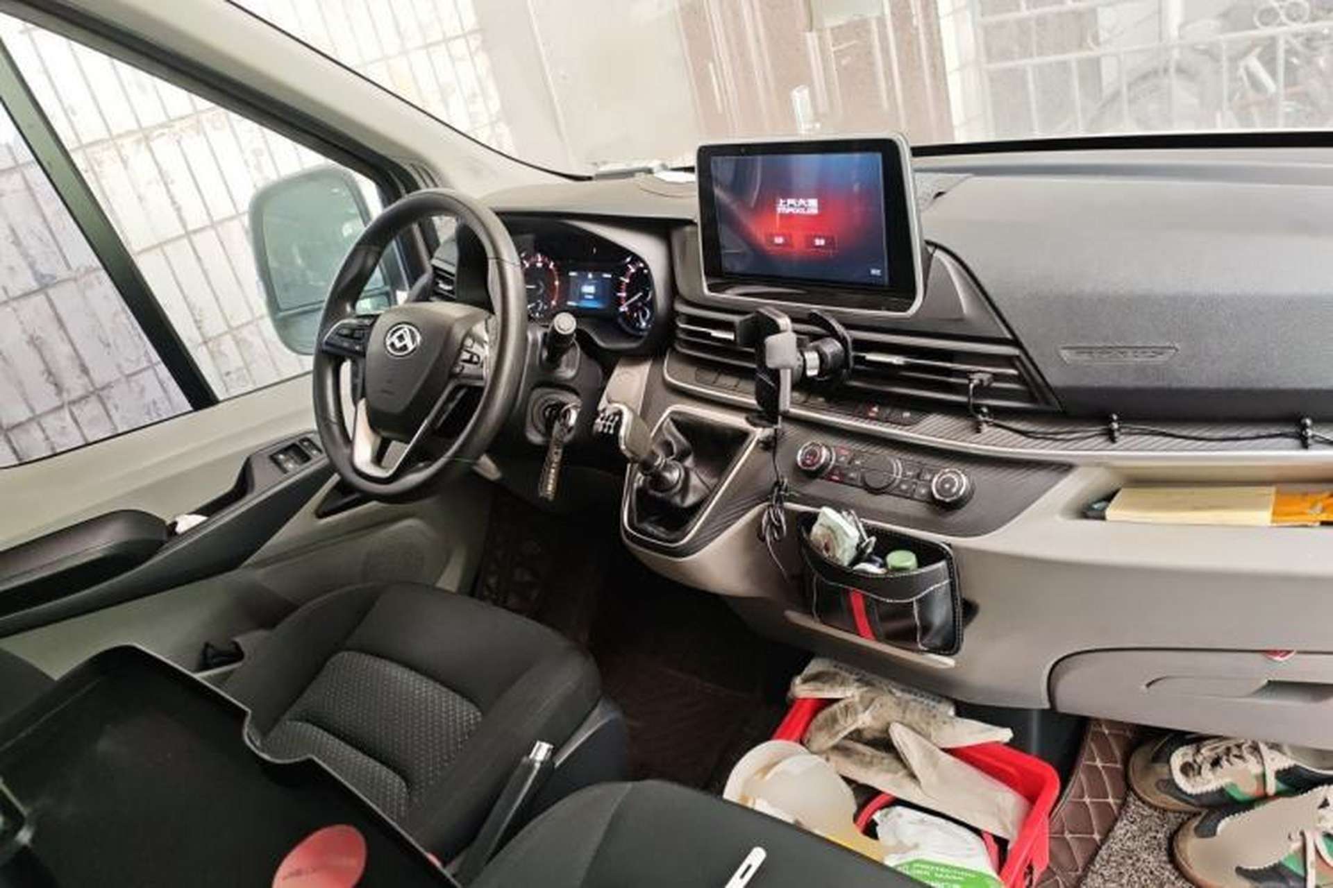 Used SAIC MAXUS Xintu V90 2019 2.0T Manual VAN Rear-Drive Dual Tires Extended Wheelbase Ultra-High Roof 3-Seater Center Console