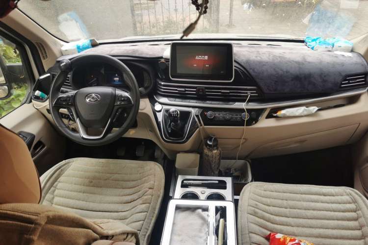 Used SAIC MAXUS Xintu V90 2019 2.0T Manual ZhiDa Rear-Drive Single-Tire Long Wheelbase High-Roof 9-Seater Center Console