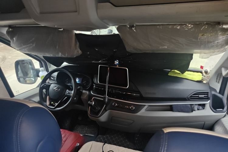 Used SAIC MAXUS Xintu V90 2019 2.0T Manual ZhiDuXing Rear-Drive Single-Tire Long-Wheelbase High-Roof 7-Seater Center Console