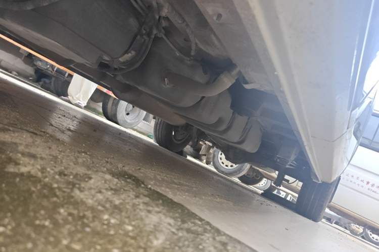 Used SAIC MAXUS Xintu V90 2019 2.0T Manual ZhiDuXing Rear-Drive Single-Tire Long-Wheelbase High-Roof 7-Seater Chassis Front Left