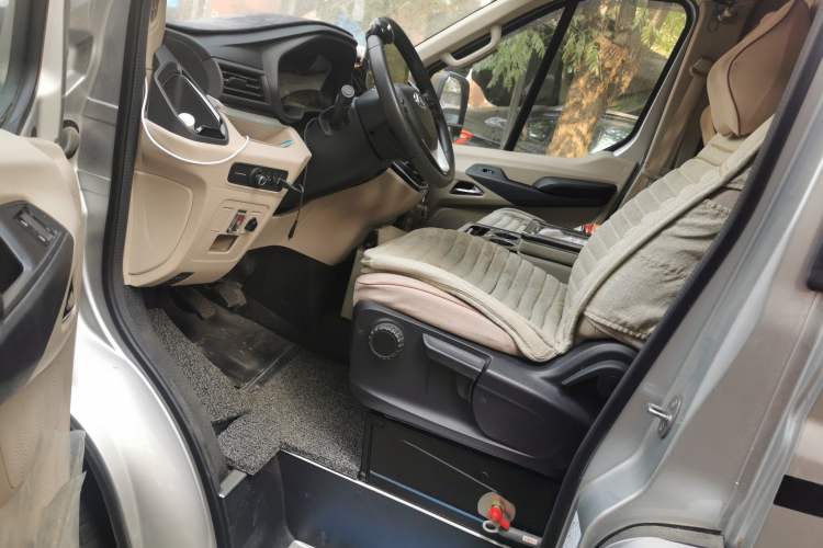 Used SAIC MAXUS Xintu V90 2019 2.0T Manual ZhiDa Rear-Drive Single-Tire Long Wheelbase High-Roof 9-Seater Driver Seat