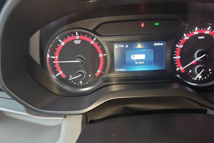 Used SAIC MAXUS Xintu V90 2019 2.0T Manual ZhiDuXing Rear-Drive Single-Tire Long-Wheelbase High-Roof 7-Seater Odometer Close Up