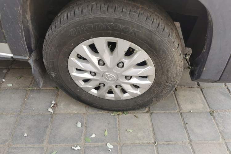Used SAIC MAXUS Xintu V90 2019 2.0T Manual ZhiDa Rear-Drive Single-Tire Long Wheelbase High-Roof 9-Seater Right Front Wheel Hub