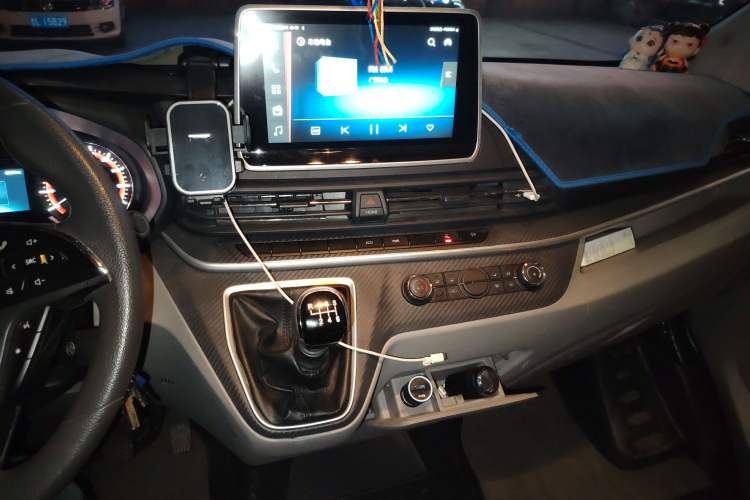 Used SAIC MAXUS Xintu V90 2019 2.0T Manual ZhiDuXing Front-Wheel-Drive Single Tire Short Wheelbase High-Roof 6-Seater Audio And AC Panel