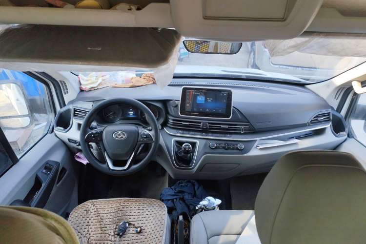 Used SAIC MAXUS Xintu V90 2019 2.0T Manual ZhiDuXing Rear-Drive Single-Tire Extended-Height Roof 7-Seater Center Console