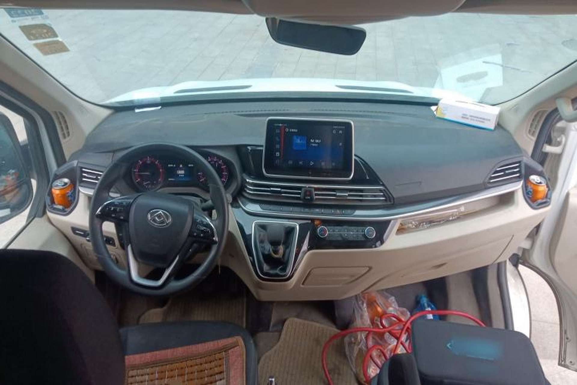Used SAIC MAXUS Xintu V90 2019 2.0T Manual ZhiDa Rear-Drive Single-Tire Long Wheelbase High-Roof 9-Seater Center Console