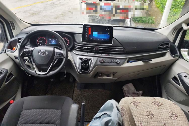 Used SAIC MAXUS Xintu V90 2019 2.0T Manual ZhiDuXing Rear-Drive Single-Tire Extended-Height Roof 7-Seater Center Console