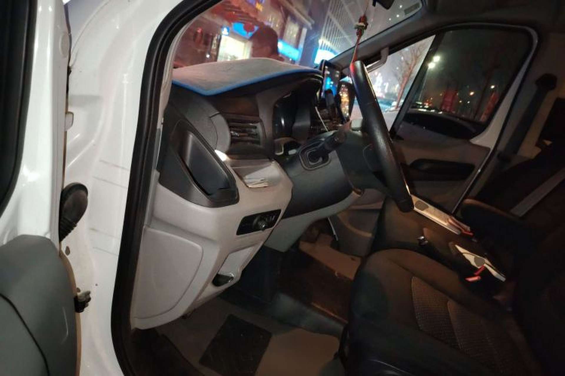 Used SAIC MAXUS Xintu V90 2019 2.0T Manual ZhiDuXing Front-Wheel-Drive Single Tire Short Wheelbase High-Roof 6-Seater Driver Seat