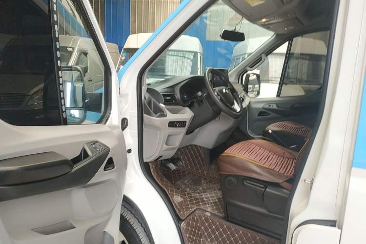 Used SAIC MAXUS Xintu V90 2019 2.0T Manual ZhiDuXing Front-Wheel-Drive Single Tire Long Wheelbase High-Roof 7-Seater Driver Seat