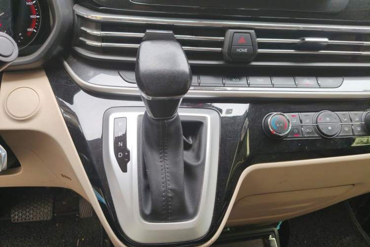 Used SAIC MAXUS Xintu V90 2019 2.0T Automatic ZhiDa Rear-Drive Dual-Tire Extended Wheelbase High-Roof 9-Seater Gear Lever