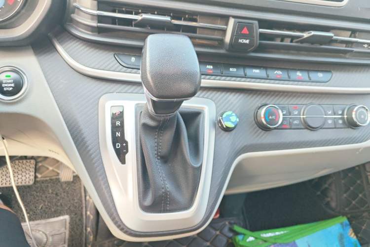 Used SAIC MAXUS Xintu V90 2019 2.0T Automatic Zhi Duoxing Rear-Drive Single Tire Extended Wheelbase Ultra-High Roof 7-Seater Gear Lever