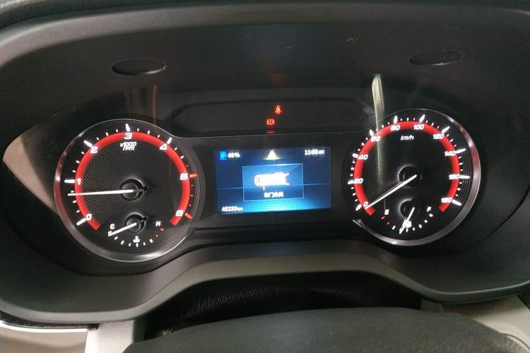 Used SAIC MAXUS Xintu V90 2019 2.0T Manual ZhiDuXing Front-Wheel-Drive Single Tire Long Wheelbase High-Roof 7-Seater Instrument Cluster