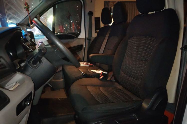 Used SAIC MAXUS Xintu V90 2019 2.0T Manual ZhiDuXing Front-Wheel-Drive Single Tire Short Wheelbase High-Roof 6-Seater Left Front Seat