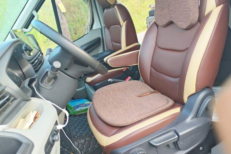 Used SAIC MAXUS Xintu V90 2019 2.0T Automatic Zhi Duoxing Rear-Drive Single Tire Extended Wheelbase Ultra-High Roof 7-Seater Left Front Seat