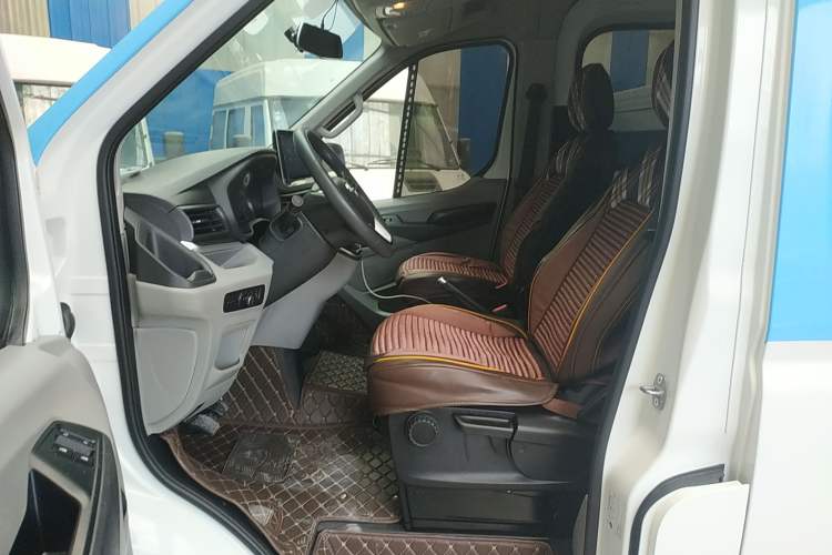Used SAIC MAXUS Xintu V90 2019 2.0T Manual ZhiDuXing Front-Wheel-Drive Single Tire Long Wheelbase High-Roof 7-Seater Left Front Seat