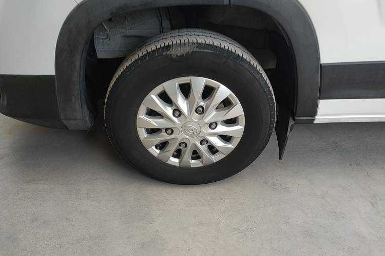 Used SAIC MAXUS Xintu V90 2019 2.0T Manual ZhiDuXing Front-Wheel-Drive Single Tire Long Wheelbase High-Roof 7-Seater Left Front Wheel Hub