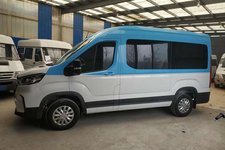 Used SAIC MAXUS Xintu V90 2019 2.0T Manual ZhiDuXing Front-Wheel-Drive Single Tire Long Wheelbase High-Roof 7-Seater Left Side