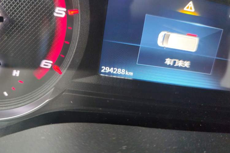 Used SAIC MAXUS Xintu V90 2019 2.0T Manual ZhiDuXing Rear-Drive Single-Tire Extended-Height Roof 7-Seater Odometer Close Up