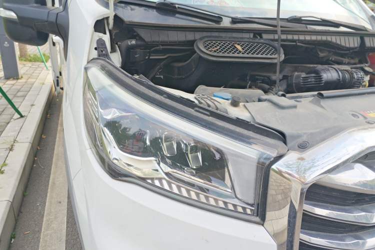 Used SAIC MAXUS Xintu V90 2019 2.0T Automatic Zhi Duoxing Rear-Drive Single Tire Extended Wheelbase Ultra-High Roof 7-Seater Right Front Headlight