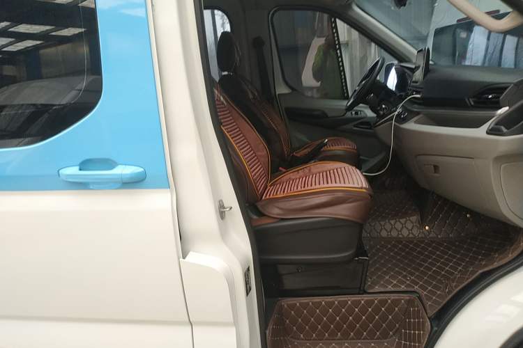 Used SAIC MAXUS Xintu V90 2019 2.0T Manual ZhiDuXing Front-Wheel-Drive Single Tire Long Wheelbase High-Roof 7-Seater Right Front Seat