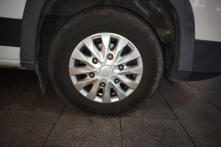 Used SAIC MAXUS Xintu V90 2019 2.0T Manual ZhiDuXing Front-Wheel-Drive Single Tire Short Wheelbase High-Roof 6-Seater Right Front Wheel Hub