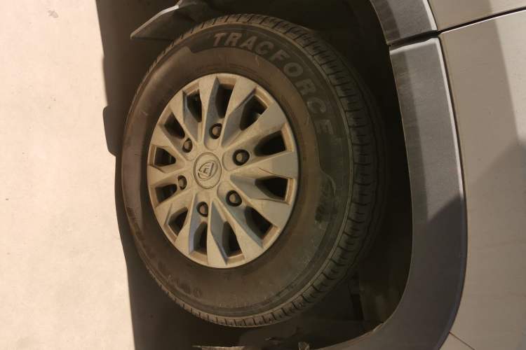 Used SAIC MAXUS Xintu V90 2019 2.0T Manual Zhi Du Xing Front-Wheel-Drive Single Tire Short Wheelbase Mid-Height 6-Seater Right Front Wheel Hub