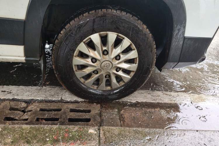 Used SAIC MAXUS Xintu V90 2019 2.0T Manual ZhiDuXing Rear-Drive Single-Tire Extended-Height Roof 7-Seater Right Front Wheel Hub