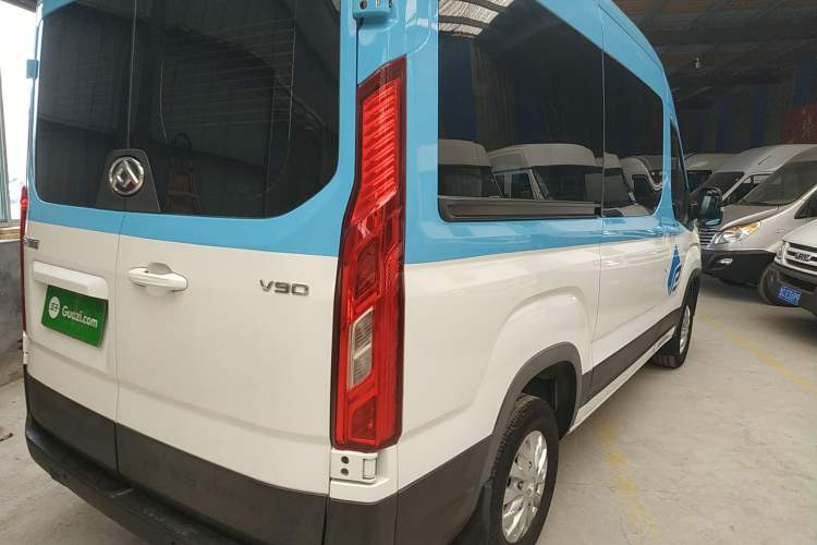 Used SAIC MAXUS Xintu V90 2019 2.0T Manual ZhiDuXing Front-Wheel-Drive Single Tire Long Wheelbase High-Roof 7-Seater Right Rear Taillight