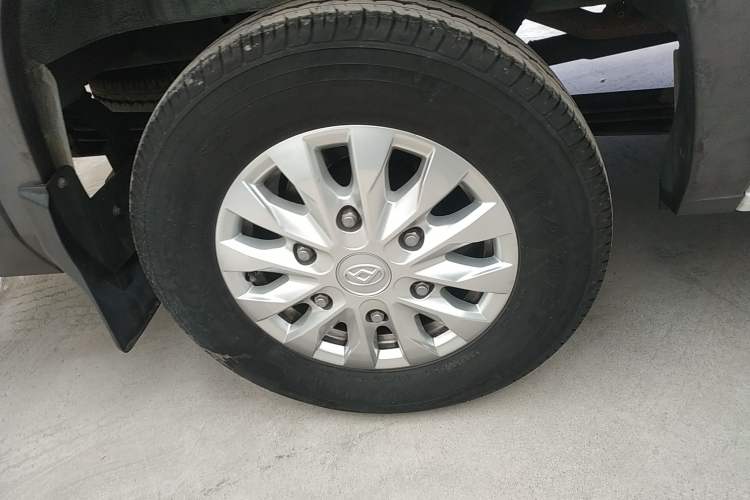 Used SAIC MAXUS Xintu V90 2019 2.0T Manual ZhiDuXing Front-Wheel-Drive Single Tire Long Wheelbase High-Roof 7-Seater Right Rear Wheel Hub
