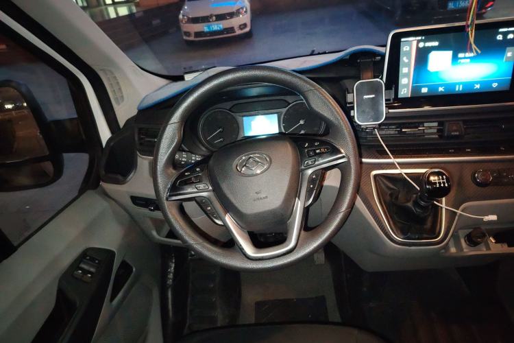 Used SAIC MAXUS Xintu V90 2019 2.0T Manual ZhiDuXing Front-Wheel-Drive Single Tire Short Wheelbase High-Roof 6-Seater Steering Wheel