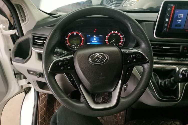 Used SAIC MAXUS Xintu V90 2019 2.0T Manual ZhiDuXing Front-Wheel-Drive Single Tire Long Wheelbase High-Roof 7-Seater Steering Wheel
