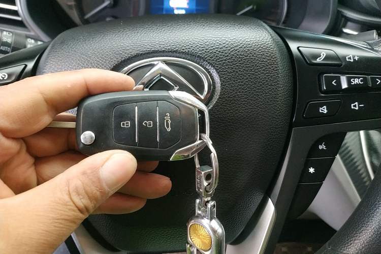 Used SAIC MAXUS Xintu V90 2019 2.0T Manual ZhiDuXing Front-Wheel-Drive Single Tire Long Wheelbase High-Roof 7-Seater Vehicle Key