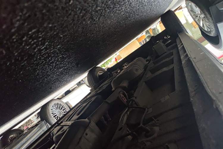 Used SAIC MAXUS Xintu V90 2020 2.0T Manual - Yunjie Version Front-Wheel Drive Rear Single Tire Long Wheelbase High-Roof 7-Seater Chassis Front Right