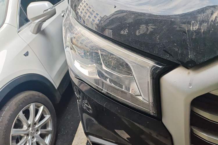 Used SAIC MAXUS Xintu V90 2020 2.0T Manual - Yunjie Version Front-Wheel Drive Rear Single Tire Long Wheelbase High-Roof 7-Seater Right Front Headlight