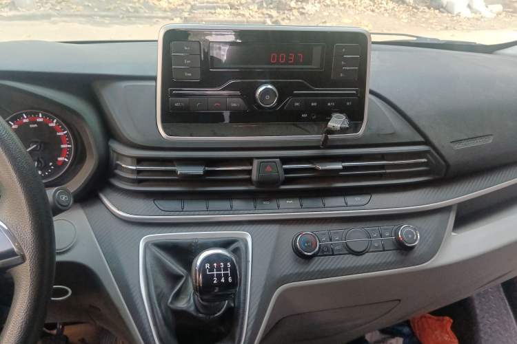 Used SAIC MAXUS Xintu V90 2020 2.0T Manual Yunjie Version Front-Wheel Drive with Single Rear Tire Short Wheelbase Mid-Height Design 6-Seater Audio And AC Panel