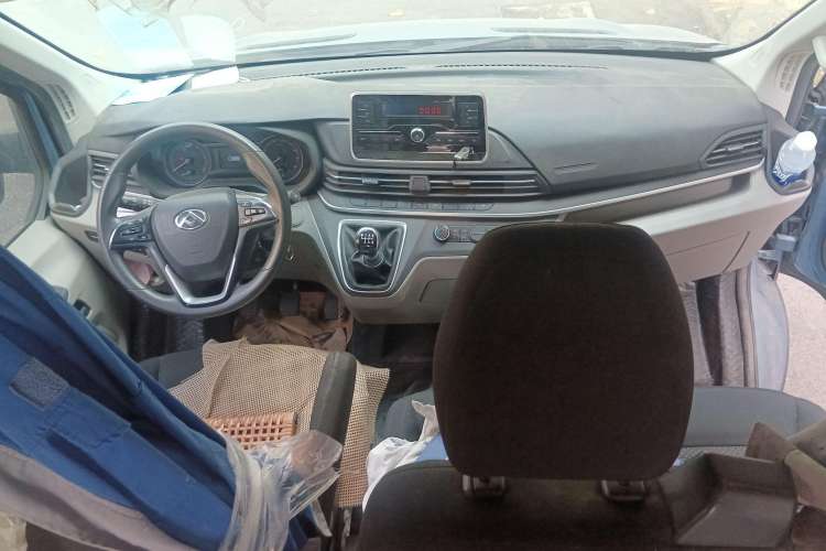 Used SAIC MAXUS Xintu V90 2020 2.0T Manual Yunjie Version Front-Wheel Drive with Single Rear Tire Short Wheelbase Mid-Height Design 6-Seater Center Console