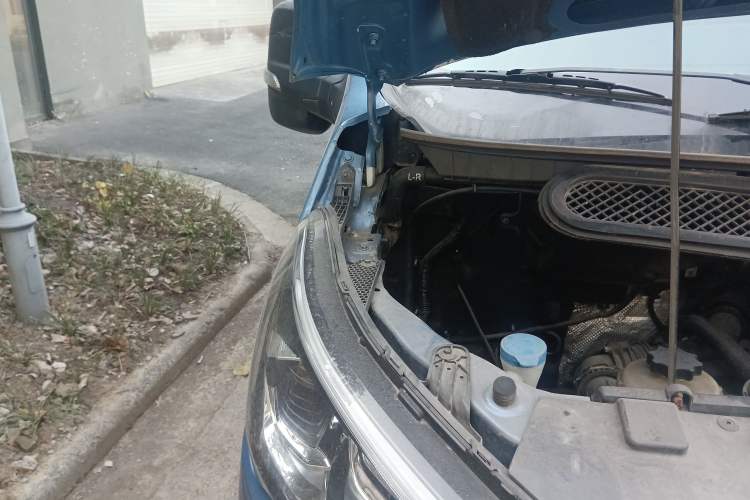 Used SAIC MAXUS Xintu V90 2020 2.0T Manual Yunjie Version Front-Wheel Drive with Single Rear Tire Short Wheelbase Mid-Height Design 6-Seater Engine Bay Right
