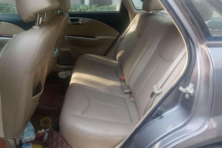 Used SAIC MAXUS Xintu V90 2020 2.0T Manual Yunjie Version Front-Wheel Drive with Single Rear Tire Short Wheelbase Mid-Height Design 6-Seater Left Rear Seat