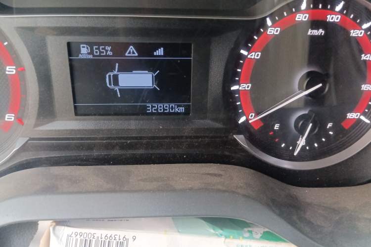 Used SAIC MAXUS Xintu V90 2020 2.0T Manual Yunjie Version Front-Wheel Drive with Single Rear Tire Short Wheelbase Mid-Height Design 6-Seater Odometer Close Up
