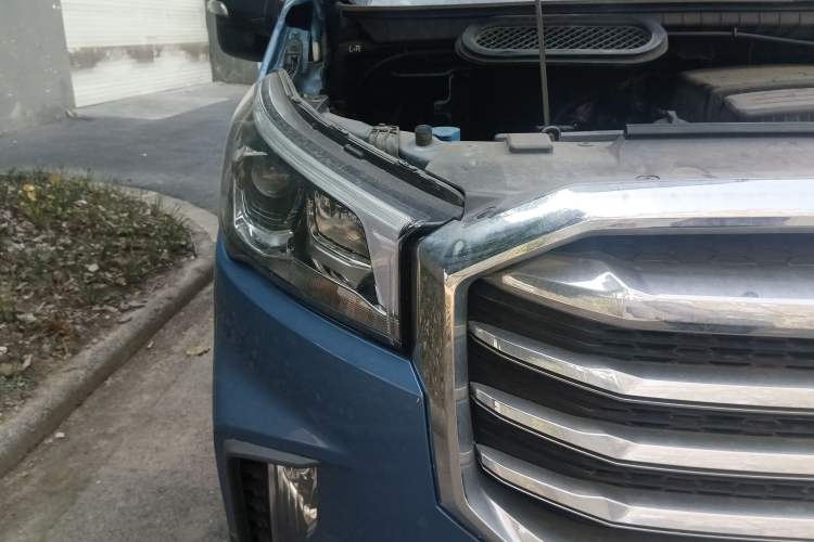 Used SAIC MAXUS Xintu V90 2020 2.0T Manual Yunjie Version Front-Wheel Drive with Single Rear Tire Short Wheelbase Mid-Height Design 6-Seater Right Front Headlight