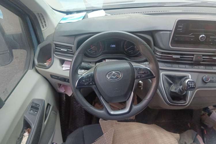 Used SAIC MAXUS Xintu V90 2020 2.0T Manual Yunjie Version Front-Wheel Drive with Single Rear Tire Short Wheelbase Mid-Height Design 6-Seater Steering Wheel