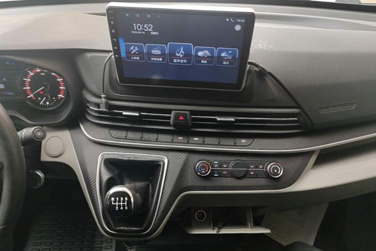 Used SAIC MAXUS Xintu V90 2020 2.0T Manual Yunjie Version Front-Wheel Drive with Single Rear Tire Short Wheelbase Mid-Height Design 6-Seater Audio And AC Panel